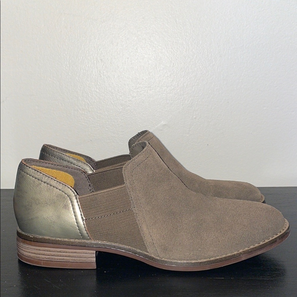 Clarks Women's Camzin Step Loafer.‎ Dark Olive & Tan Combination.  Size 7